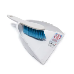 Recogedor con escobilla Wilson – vista diagonal con cepillo azul colocado dentro del recogedor blanco